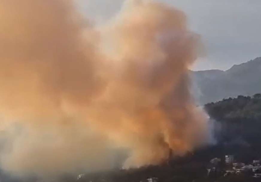 "Plašimo se za kuće iznad i ispod pruge" Ljudi zaglavljeni u kilometarskoj koloni kod Bara, vatra se širi (VIDEO)