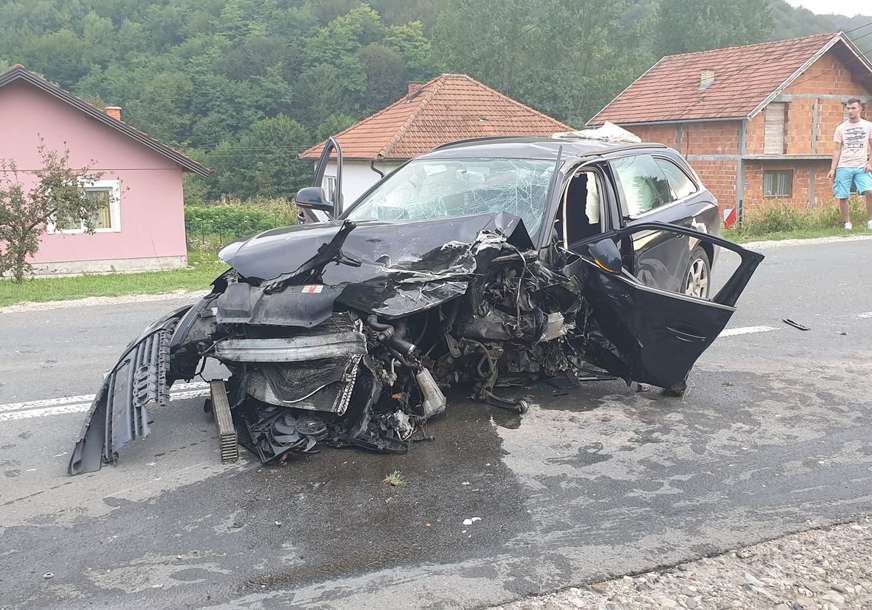 Stravičan sudar kod Bratunca: Jedno vozilo smrskano, drugo završilo na krovu, 4 osobe povrijeđene (FOTO)
