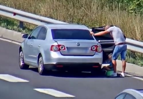 Snimak na društvenim mrežama podijelio javnost: Izveo sina pored auta da obavi nuždu (VIDEO)