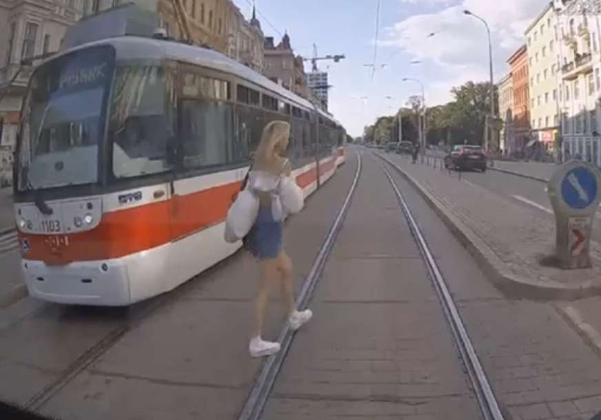 Svi se hvataju za glavu: Djevojku je ovakvo ponašanje u saobraćaju moglo da košta života (VIDEO)