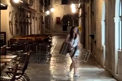 Pokušala da slomi izlog pa uhapšena: Djevojka stolicom udarala po zidu vičući na sav glas (VIDEO)