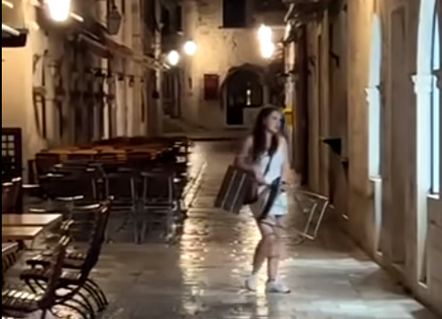 Pokušala da slomi izlog pa uhapšena: Djevojka stolicom udarala po zidu vičući na sav glas (VIDEO)