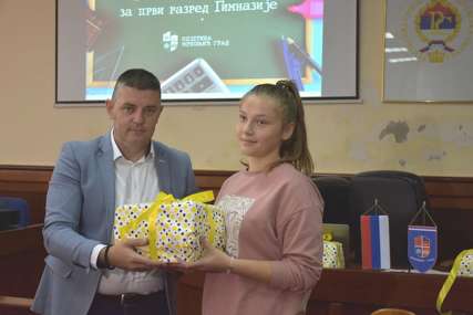 Motivacija pred početak školske godine: Gimnazijalci u Mrkonjić Gradu dobili BESPLATNE UDŽBENIKE