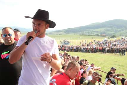 Draško i Vukan glavne zvijezde: Gradonačelnik Banjaluke ponovo vodio borbu bikova, Vukanović se dohvatio mikrofona (VIDEO, FOTO)