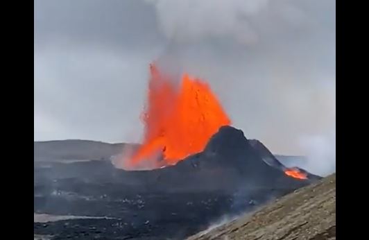 Zabilježeno preko 3.000 zemljotresa: Eruptirao vulkan na Islandu u blizini aerodroma, prijeti opasnost od opasnog gasa (FOTO)