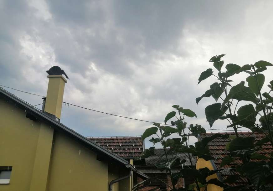 Vjetar obarao stabla: Jako nevrijeme poharalo Kozarsku Dubicu