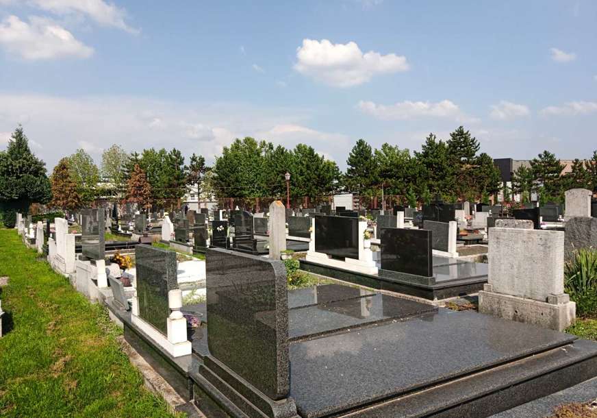 (FOTO) Bizarne fotografije sa groblja u Beču zapalile društvene mreže: Milan sebi i ženi podigao VEĆI SPOMENIK OD BETOVENOVOG