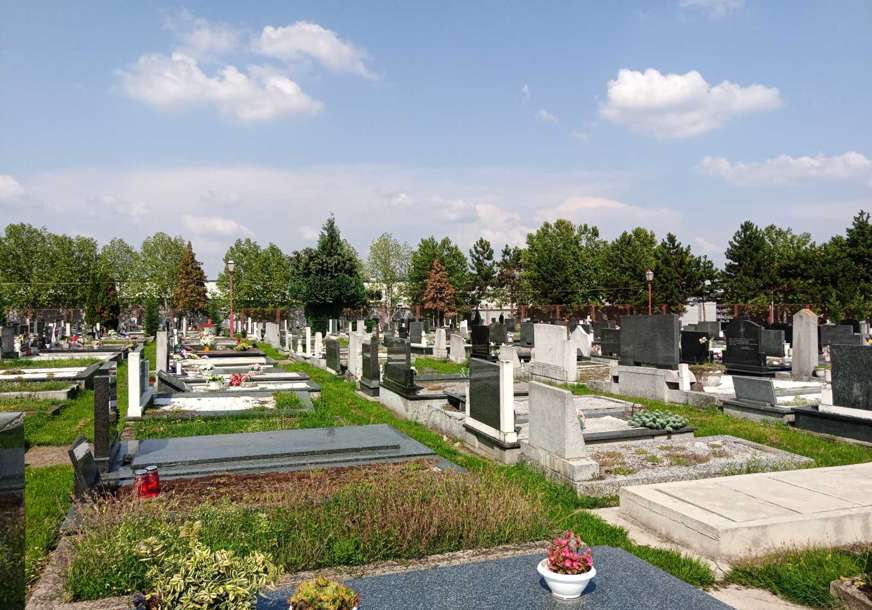 Vandalizam uoči Nikoljdana: Polomljeno 5 krstova na pravoslavnom groblju u Orahovcu