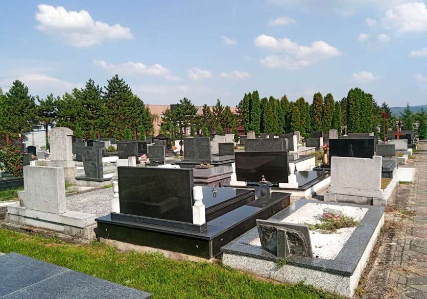 Vandalizam na pravoslavnom groblju: U Kladnju SRUŠENO 8 SPOMENIKA