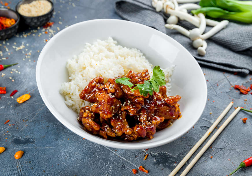 Kineski specijalitet: Karamelizovana piletina sa rižom