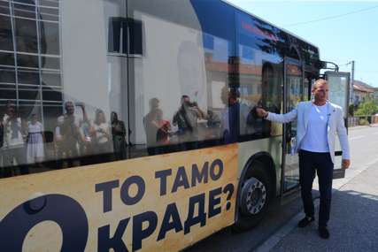Autobus "Ko to tamo krade" ispred SNSD: Stanivuković najavio novu liniju za KPZ Tunjice, žestoko mu odgovorio Kovačević (VIDEO, FOTO)