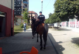 Novim Gradom patrolirala konjica: Najmlađa jedinica MUP Republike Srpske izazvala veliko interesovanje kod najmlađih