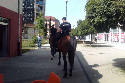 Novim Gradom patrolirala konjica: Najmlađa jedinica MUP Republike Srpske izazvala veliko interesovanje kod najmlađih
