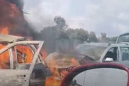 STRAVIČNA NESREĆA KOD PRNJAVORA Poginule dvije osobe, vozila izgorjela (VIDEO)