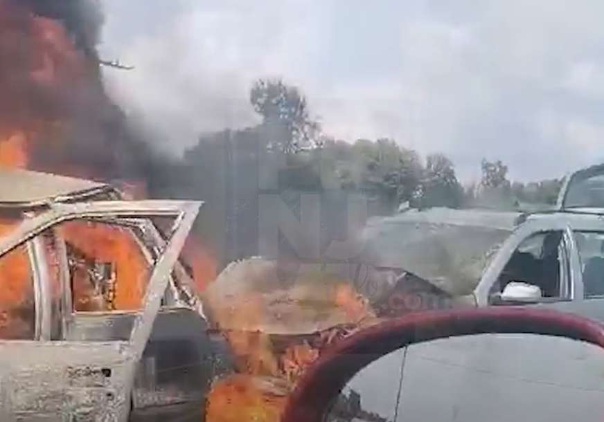 STRAVIČNA NESREĆA KOD PRNJAVORA Poginule dvije osobe, vozila izgorjela (VIDEO)