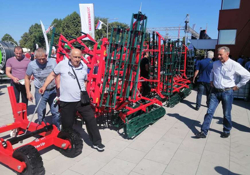 Poljoprivrednicima u Lijevču predstavljena mađarska mehanizacija: Veliko interesovanje, svi čekaju konkurs i uslove (FOTO)