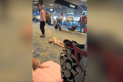 LJUDI U NEVJERICI Snimak na kojem žena vuče "dijete" po podu na aerodromu izazvao buru (VIDEO)