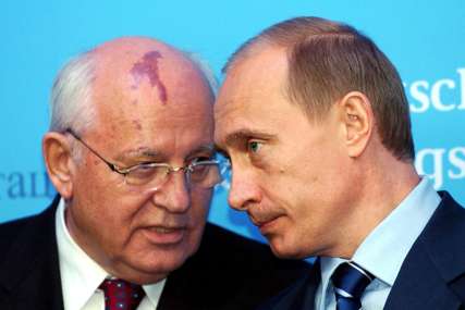 Putin se oprostio od Gorbačova: Položio buket crvenih ruža pored otvorenog kovčega bivšeg sovjetskog lidera (VIDEO)