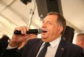 „Čega se pametan stidi, budala se ponosi“ Njegovanje PRIMITIVIZMA glavna tekovina vladavine Dodika i SNSD