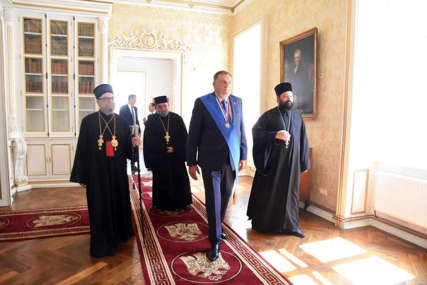 “OVO JE IZUZETNA ČAST” Dodik odlikovan Ordenom Eparhije Temišvarske (FOTO)