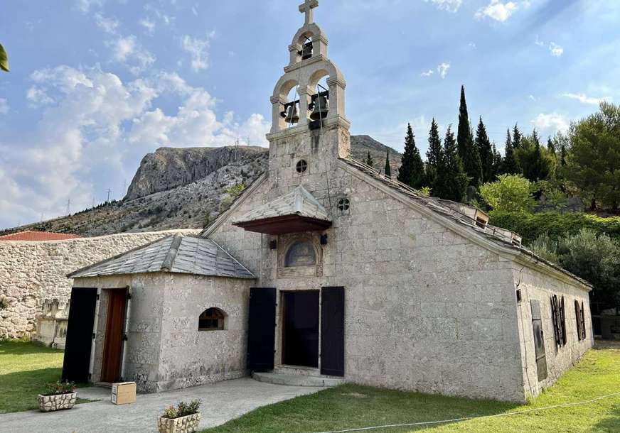 OSKRNAVILI OLTAR, UKRALI NOVAC Vandalski napad na Staru crkvu u Mostaru, sveštenik otkrio užasan prizor