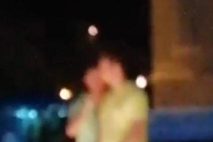 Muškarac urinirao u fontani: Cijeli Split raspravlja je li riječ o Hrvatu ili strancu (VIDEO)