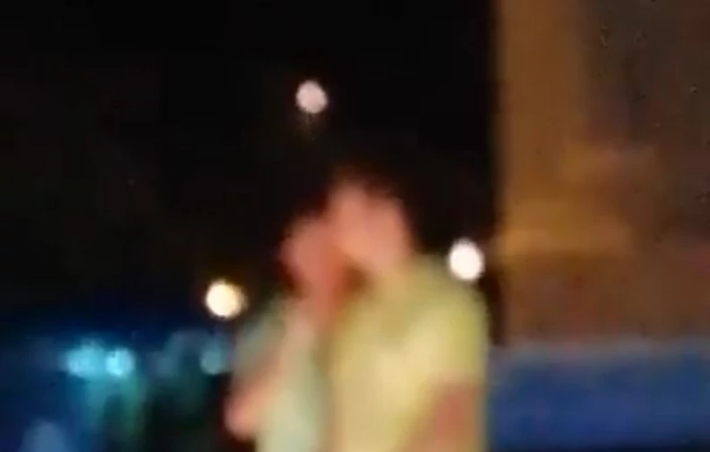 Muškarac urinirao u fontani: Cijeli Split raspravlja je li riječ o Hrvatu ili strancu (VIDEO)