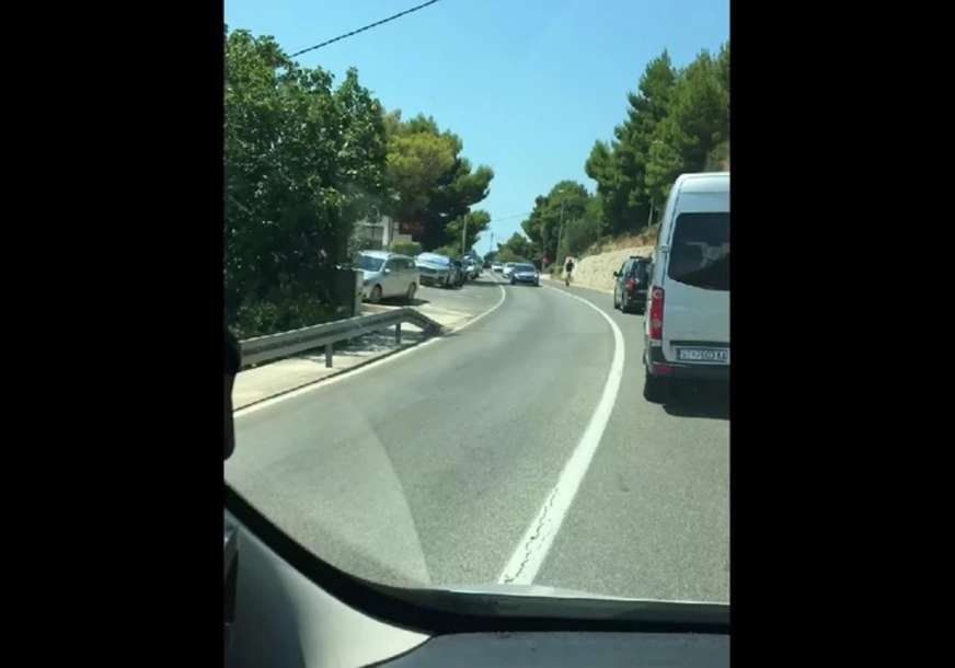 Snimak sa magistrale izazvao buru: Vozači nisu mogli da vjeruju kada su vidjeli zbog koga moraju da mile po putu (VIDEO)