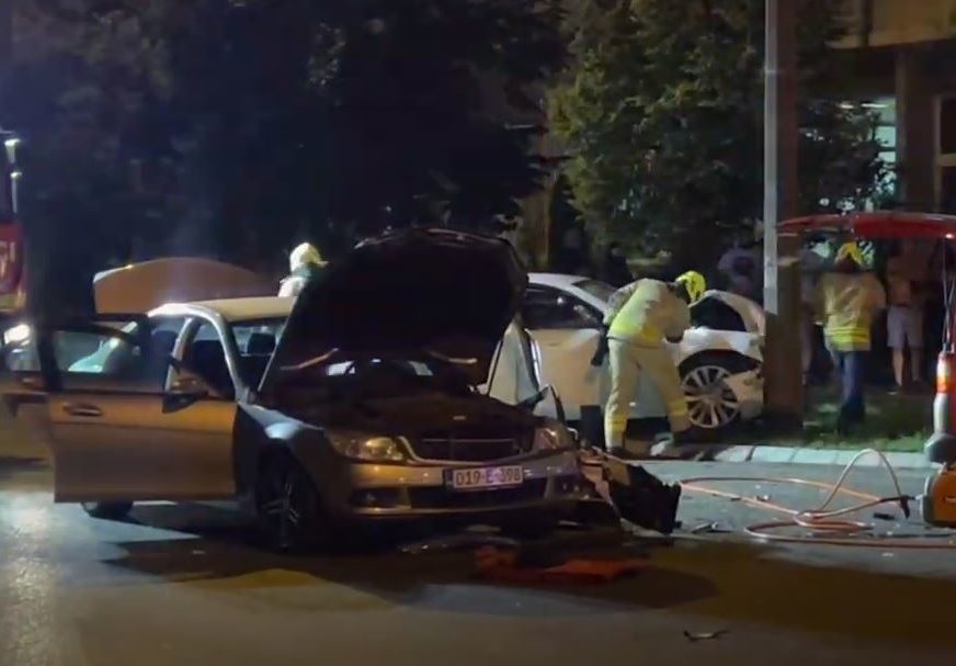 Jezivi prizori iz Sarajeva: Automobili uništeni,  vatrogasci izvukli teško povrijeđenog muškarca (VIDEO)
