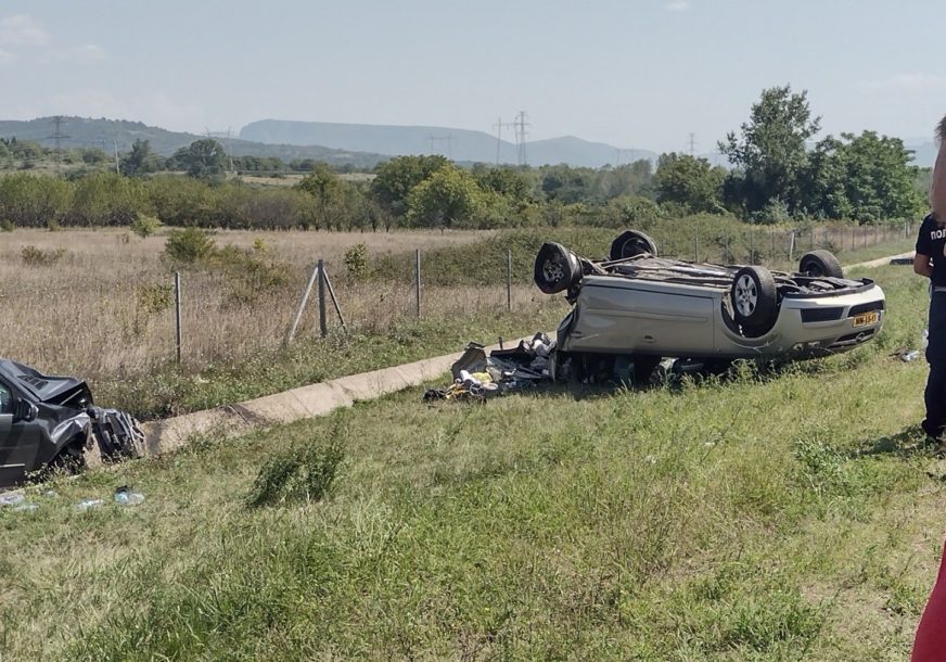 Povrijeđeno 8 osoba, auto sletjelo u poljanu: Teška automobilska nesreća na auto-putu (FOTO)