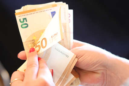 REKORD DRŽI DOKTOR Najveća plata u javnom sektoru skoro 18.000 evra