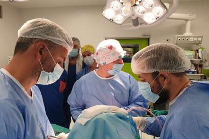 Veliki uspjeh banjalučkih ljekara: Složenom operacijom pacijentu ugradili vještačko rame