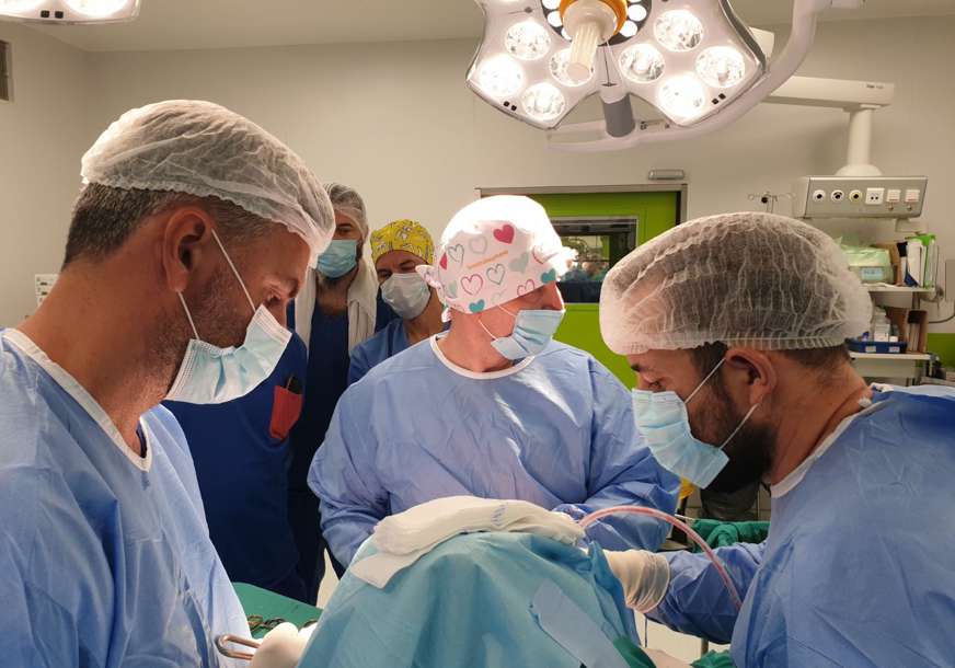 Veliki uspjeh banjalučkih ljekara: Složenom operacijom pacijentu ugradili vještačko rame