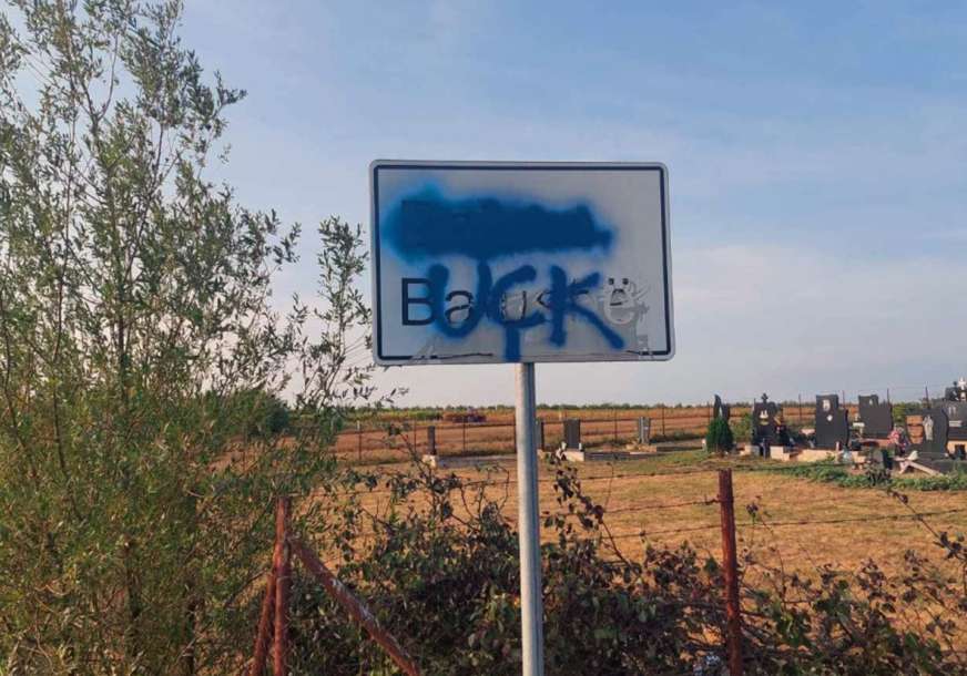 "Cilj zastrašivanje preostalih Srba" Preko natpisa sela na Kosmetu osvanuo grafit OVK