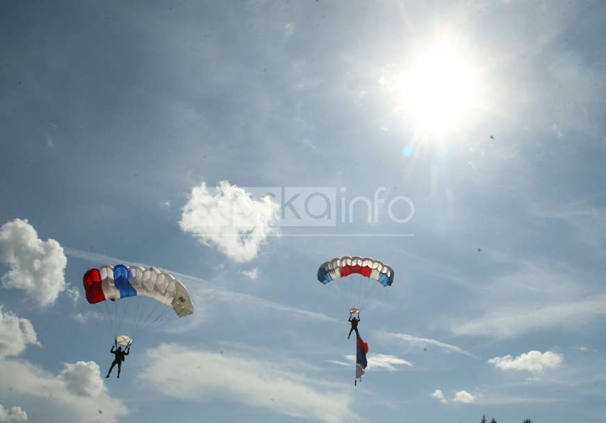 DESANT NA MANJAČU Avion i padobranci izazvali oduševljenje publike na Kočićevom zboru (FOTO)