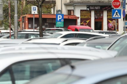 Vandali haraju Sarajevom: Izbušene gume na automobilima registarskih oznaka iz Srbije