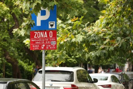“Nezakonito poskupljenje parkinga” Iz Narodnog fronta pozivaju građane da sačuvaju karte kupljene od 15. avgusta