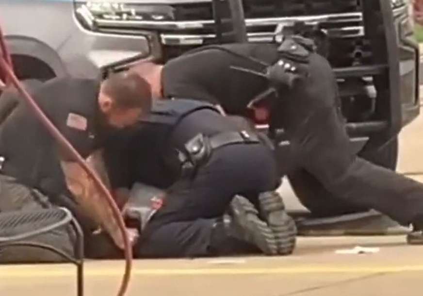 ŠOKANTAN SNIMAK Policajci brutalno tukli mladića na benzinskoj pumpi u SAD (VIDEO)