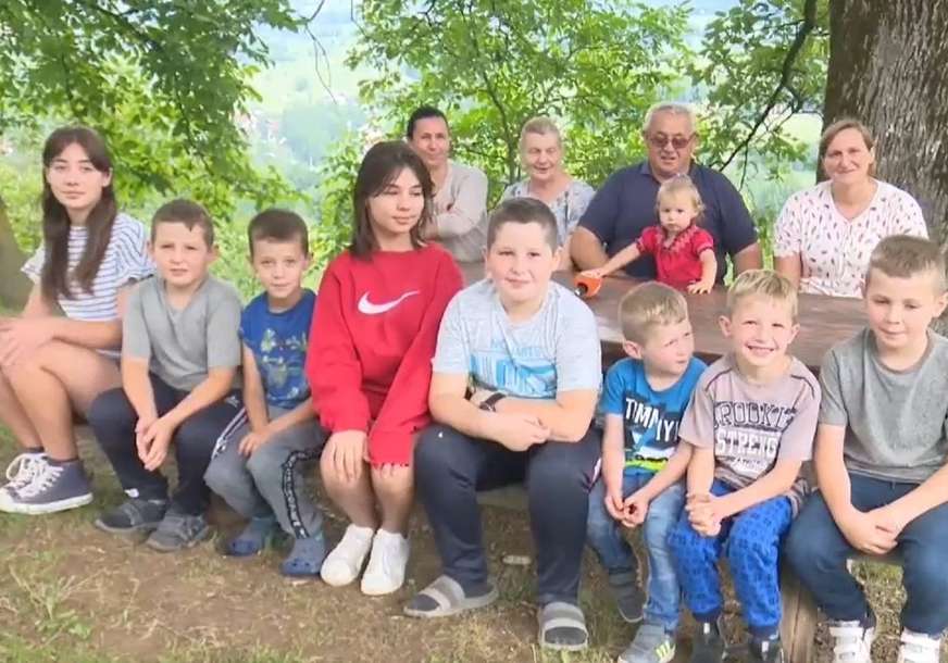 Tri generacije pod istim krovom: Porodica Miškić uživa u žamoru 10 djece, svekrva i snaje se odlično slažu, otkrivaju i kako (VIDEO,FOTO)