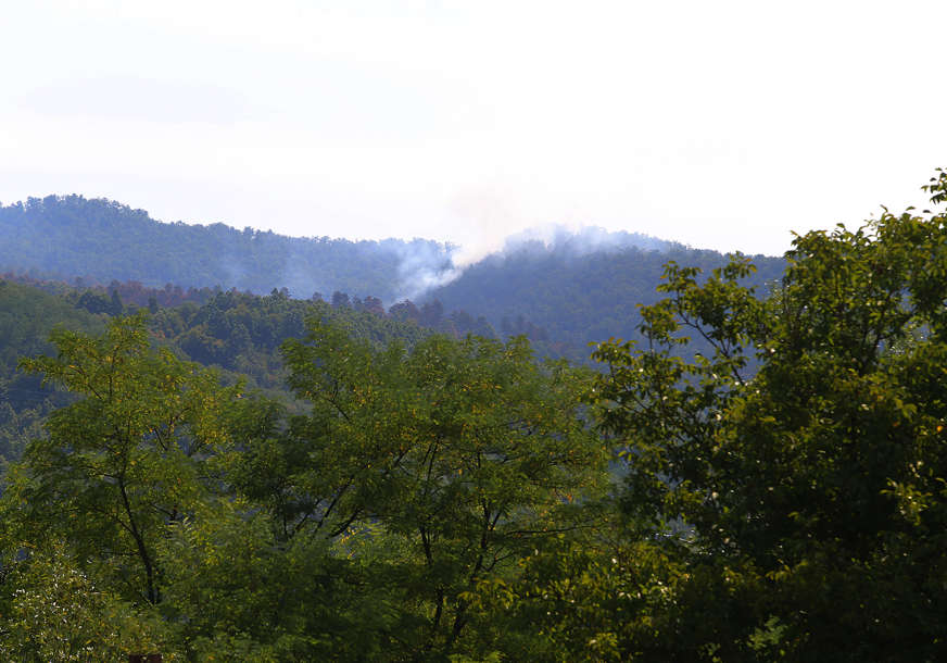 Vatrogasci i dalje na terenu: Požar na Vrbanjskim brdima manjeg intenziteta, ali nije ugašen