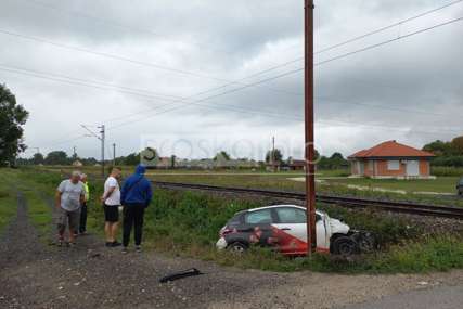 Jezivi prizori s mjesta nesreće kod Prijedora: Dostavno vozilo smrskano u kanalu pored pruge (FOTO)