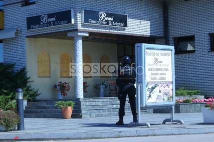 DUGE CIJEVI OKO “JEZERA” Policijska akcija u Trnu, policija pretresa Roguljićeve objekte (FOTO)