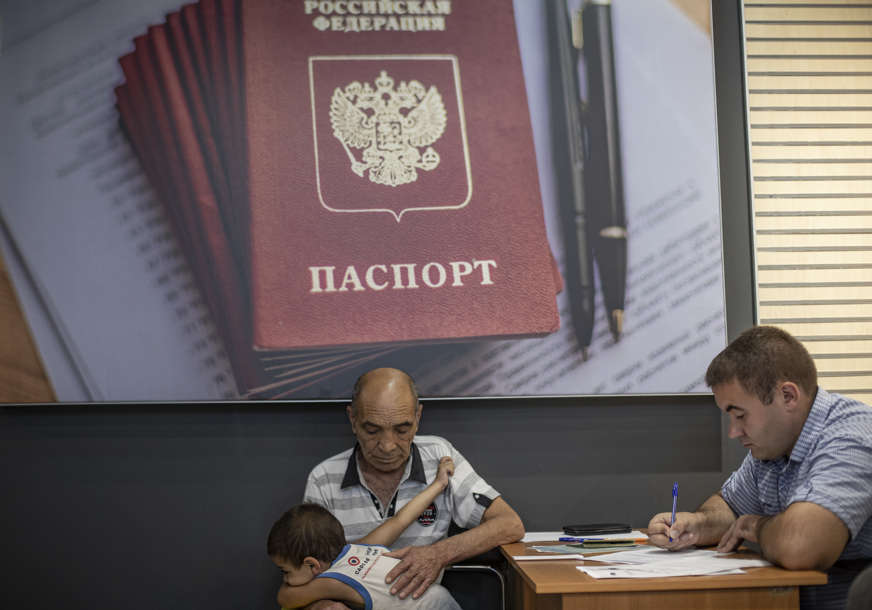 Novi državljani položili zakletvu: Izdati prvi ruski pasoši u Harkovskoj oblasti