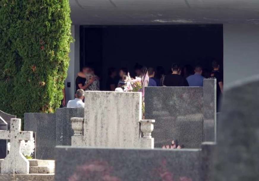 Posljednji oproštaj od žrtava masakra na Cetinju: Građani u suzama na vječni počinak ispratili članove porodice, komšije i prijatelje (FOTO)