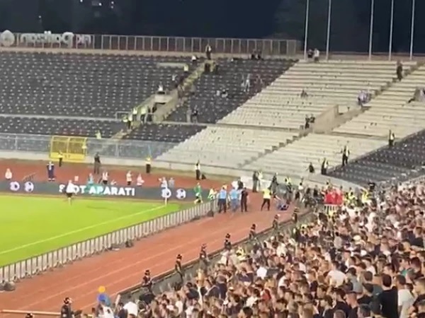 SKANDAL U BEOGRADU Fudbaler gurao fotoreportera, navijači postrojavali igrače Partizana (VIDEO)