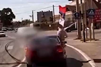 JEZIV SNIMAK Muškarac puca sa prozora automobila, hici umalo pogodili prolaznike (VIDEO)