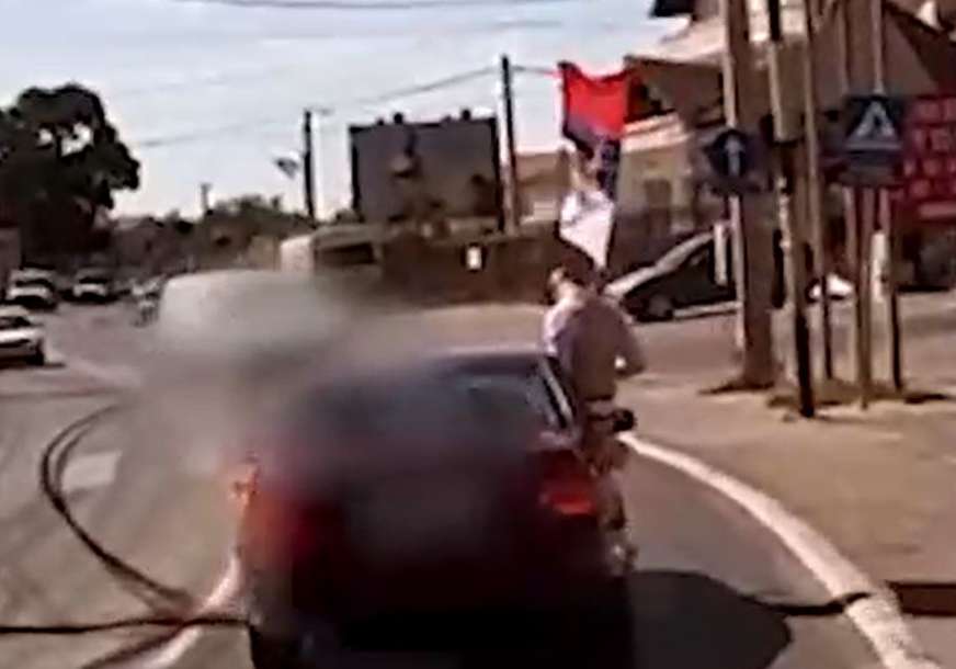 JEZIV SNIMAK Muškarac puca sa prozora automobila, hici umalo pogodili prolaznike (VIDEO)