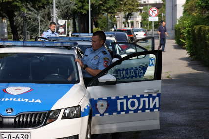 Policija na nogama: U Doboju oštećen automobil "BMW"