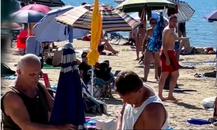 Niste vidjeli da neko ovako postavlja suncobran: Muškarac nonšalantno buši rupu u pijesku (VIDEO)