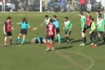 DIVLJAŠTVO Fudbaler s leđa udario ženu sudiju na utakmici (VIDEO)